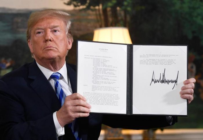 Trump signs the Presidential Order to pull out of JCPOA